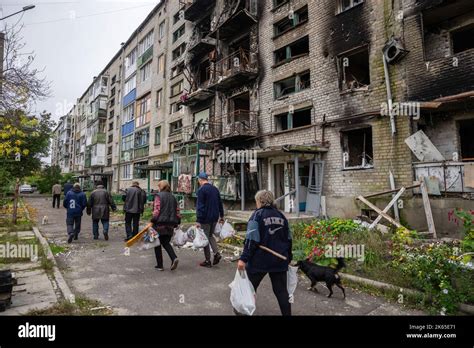 Lyman, Ukraine. 08th Oct, 2022. Residents in a badly shelled ...