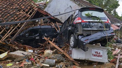 Indonesia tsunami that killed at least 222 hit without warning | CBC News