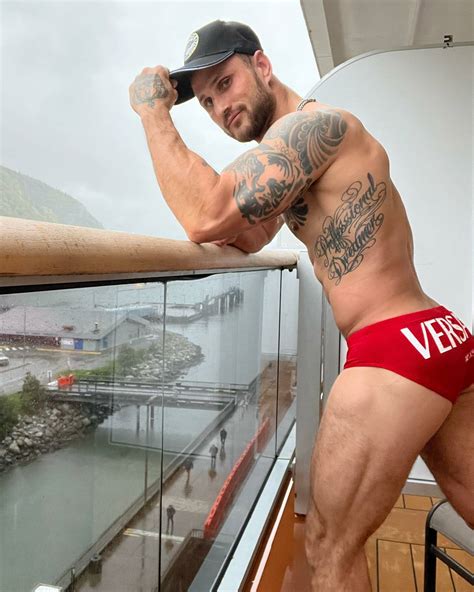 Militar que viralizou ao posar nu estrelou pornô gay