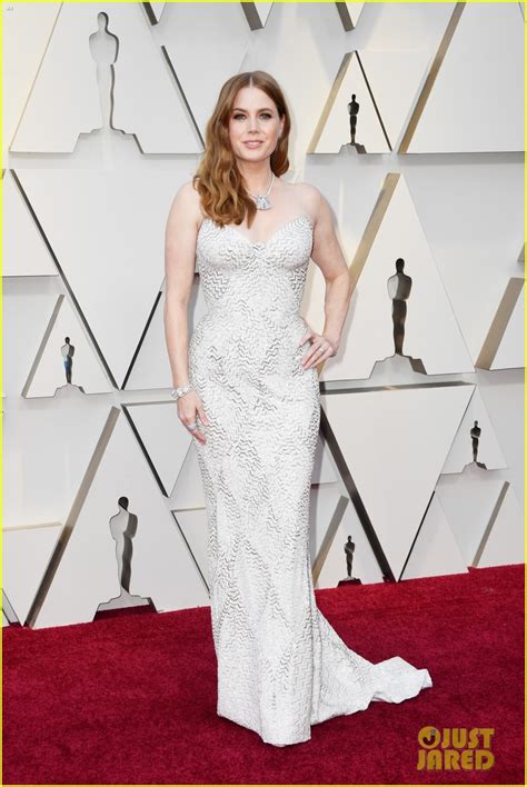 Amy Adams Walks Oscars 2019 Red Carpet, Celebrates Her Sixth Academy ...