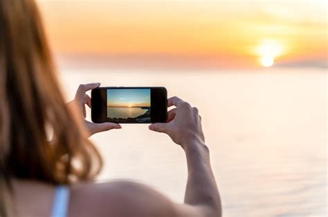 Jovem Mulher Fotografando Um P R Do Sol Na Praia Seu Telefone