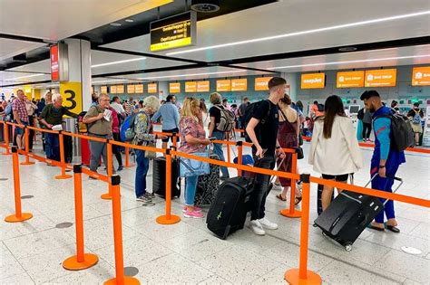 Gatwick Airport Easyjet Passengers Can Now Drop Off Bags The Evening