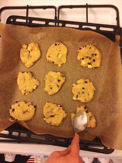 Mano Cortada De Un Hombre Haciendo Comida Dulce En Casa Foto Premium