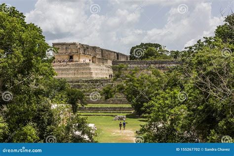 Weergeven Van De Archeologische Streek Van Uxmal Op De Linkerkant Het