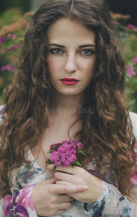 Belle Jeune Femme Dans Une Longue Robe Blanche Avec De Longs Cheveux