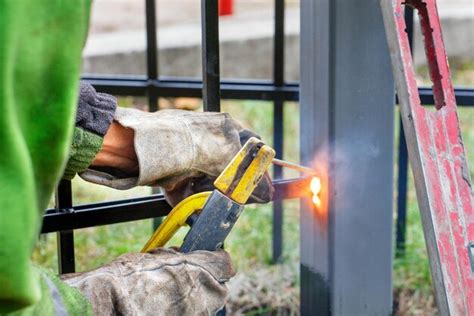 Hombre trabajando en una estructura metálica Foto Premium