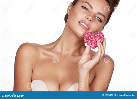 Όμορφη προκλητική γυναίκα Brunette που τρώει τη μορφή κέικ του Romanti