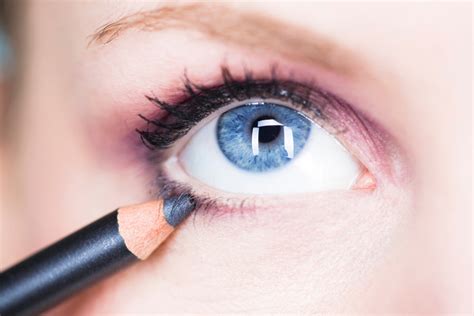 Come Creare Un Trucco Perfetto Usando Solo La Matita Occhi