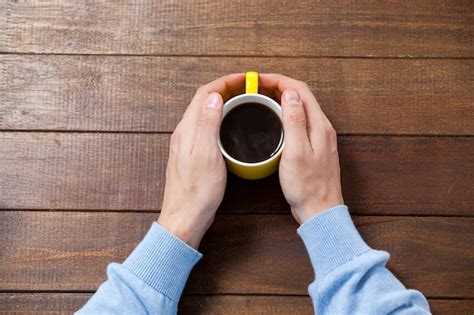 Hombre que sostiene una taza de café Foto Premium