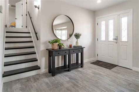 9 Welcoming Entryway Flooring Ideas