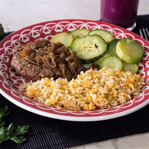 Burguer De Carne Cebola Caramelizada Arroz Cenoura E Abobrinha