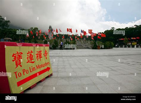 La Entrada Dram Tica Al Monasterio Po Lin En La Isla De Lantau Hong