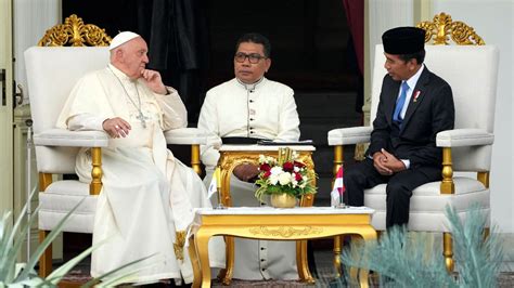 Foto Momen Hangat Pertemuan Jokowi Dan Paus Fransiskus Di Istana