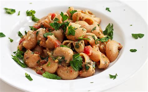 Easy Sardine Pasta with Fresh Tomatoes and Parsley - Wishful Chef