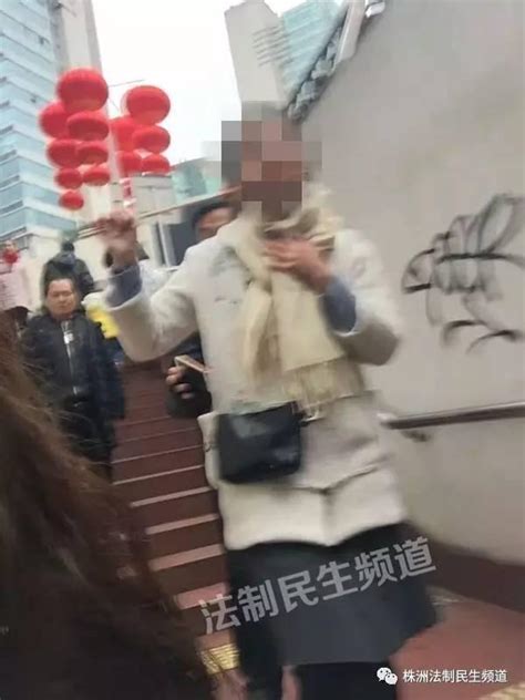 女子偷拍闺蜜吃相 意外拍下扒手盗窃瞬间