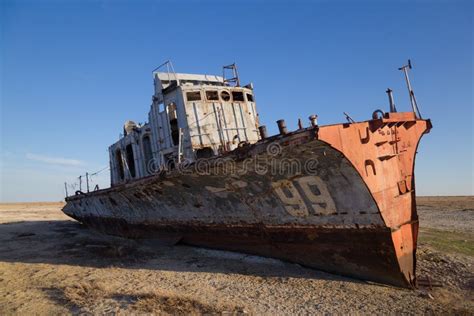 Barco Abandonado Viejo En El Embarcadero Del Yate De La Costa En El