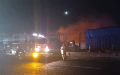 Se incendia tráiler y muere chofer calcinado al interior en Irapuato