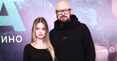 “Которая из них дочка?”. 49-летний режиссер вышел в свет с 18-летней ...