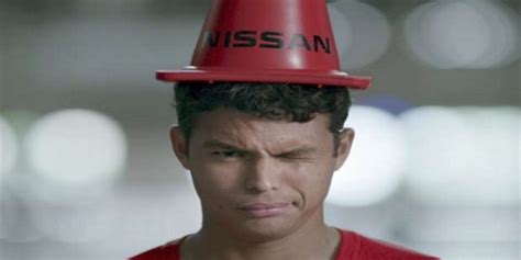 Thiago Silva Iniesta y Cavani hacen el Desafío del Cono junto a Nissan