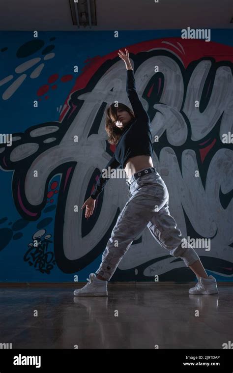 Silueta De Una Joven Bailarina De Hiphop Bailarina De Breakdance