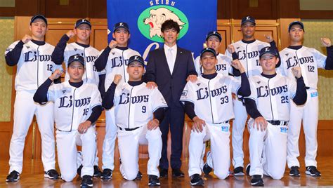 西武新入団選手発表会で記念撮影する前列左からドラフト3位の野田海人、1位の蛭間拓哉、2位の古川優大、4位の青山美夏人、後列左から育成3位の三浦大輝、育成1位の野村和輝、5位の山田陽翔、松井