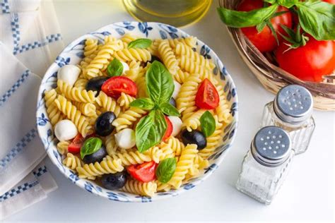 Insalata Di Pasta Fredda Sfiziosa Formaggio Pomodori E Olive Nere