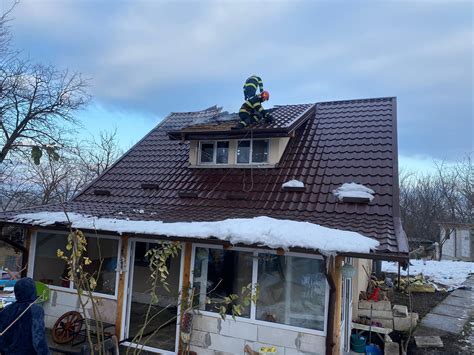 Un Incendiu A Izbucnit La Mansarda Unei Locuin E Din Localitatea