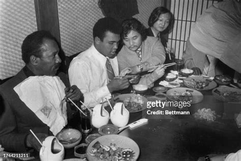 Muhammad Ali Eating Photos And Premium High Res Pictures Getty Images