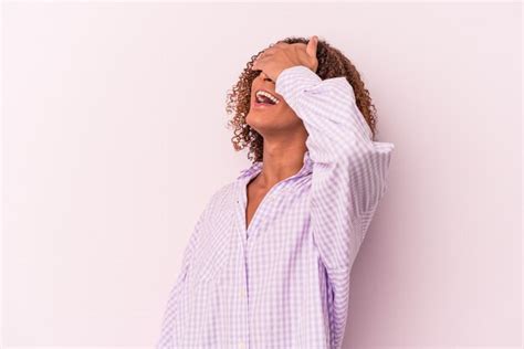 Joven Mujer Transexual Latina Aislada Sobre Fondo Rosa Se R E Con Alegr A Manteniendo Las Manos