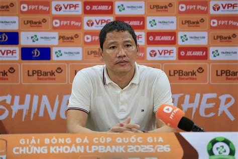 HLV Anh Đức phản ứng gay gắt phát biểu cực sốc về trọng tài