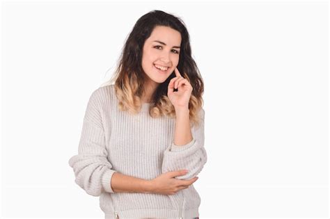 Retrato De Joven Latina En Blanco Foto Premium