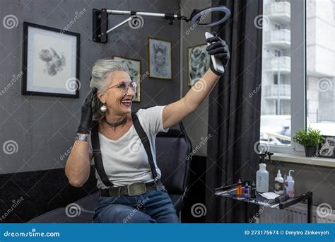 Excité Femme Mature Faisant Selfie Et Souriant Photo stock Image du