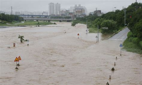 South Korea Landslides Floods Kill More Than 20 Over 4000 Evacuated