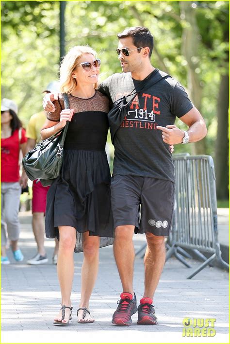 Kelly Ripa And Hubby Mark Consuelos Go On Romantic Stroll Photo 3676189