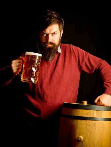 Cervejeiro Feliz Barman Barbudo Homem Bebendo Cerveja Cerveja Homem