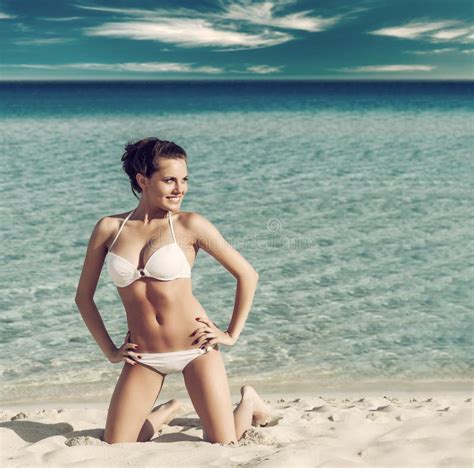 Femme Dans Le Bikini Prenant Un Bain De Soleil Au Bord De La Mer Photo Stock Image Du Heureux