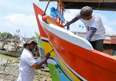 Bahagianya Pelaut Desa Bandengan Setelah Diberi Bantuan Renovasi Perahu