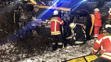 Frau Von Feuerwehren Aus Auto Befreit