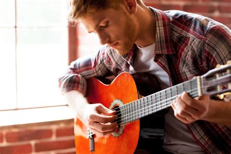 Tocando La Guitarra Fotos De Stock Im Genes De Tocando La Guitarra Sin