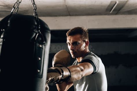 Treinamento Em Boxer Em Um Saco De Chutes Na Academia Isolado Na Parede