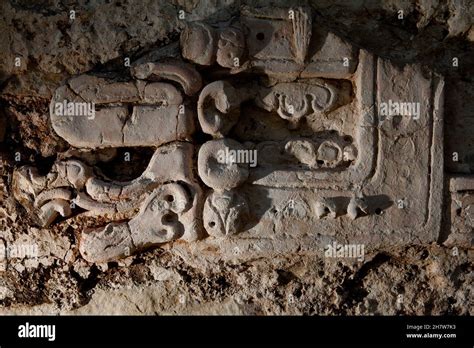 Antiguas Tallas Y Esculturas De Bajorrelieve Mayas Ubicadas En El