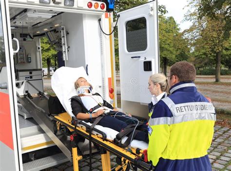 Vrouwen Op Brancard Met Stifneck En Ziekenwagen Na Ongeval Stock Foto