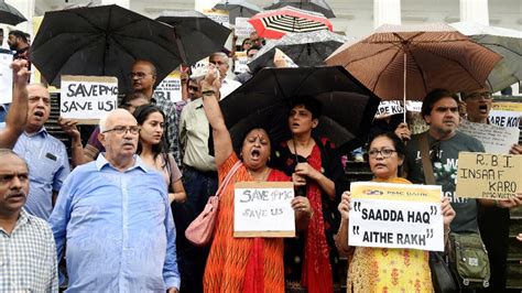 Pmc Bank Depositors Protest Outside Rbi Headquarters India Today