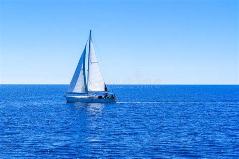 Navegaci N Del Yate En Mar Abierto Barco De Navegaci N En El Mar