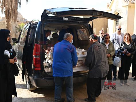 انهيار ابنة الإعلامي مفيد فوزي أثناء تشييع جثمان والدها إلى مثواه