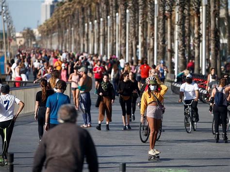 La gente toma las calles en el primer día de paseos y deporte Nadie