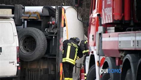 Incidente Sulla Valassina Autocisterna Ribaltata Foto D Bennati