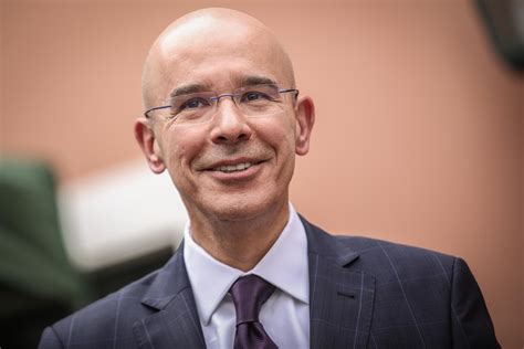 americanas dispara  chegada de sergio rial