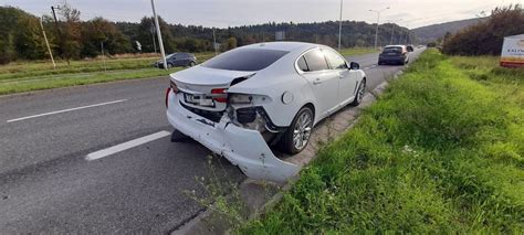 Wypadek na ulicy Krakowskiej w Kielcach Zderzyły się jaguar i volvo