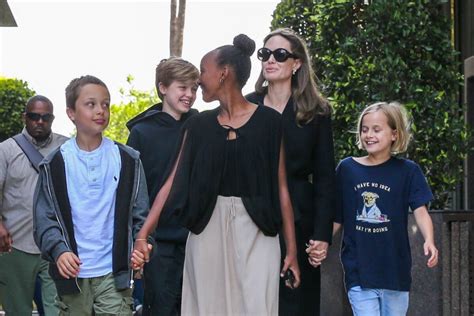 Photo Angelina Jolie Et Ses Quatres Enfants Vivienne Zahara Knox Et